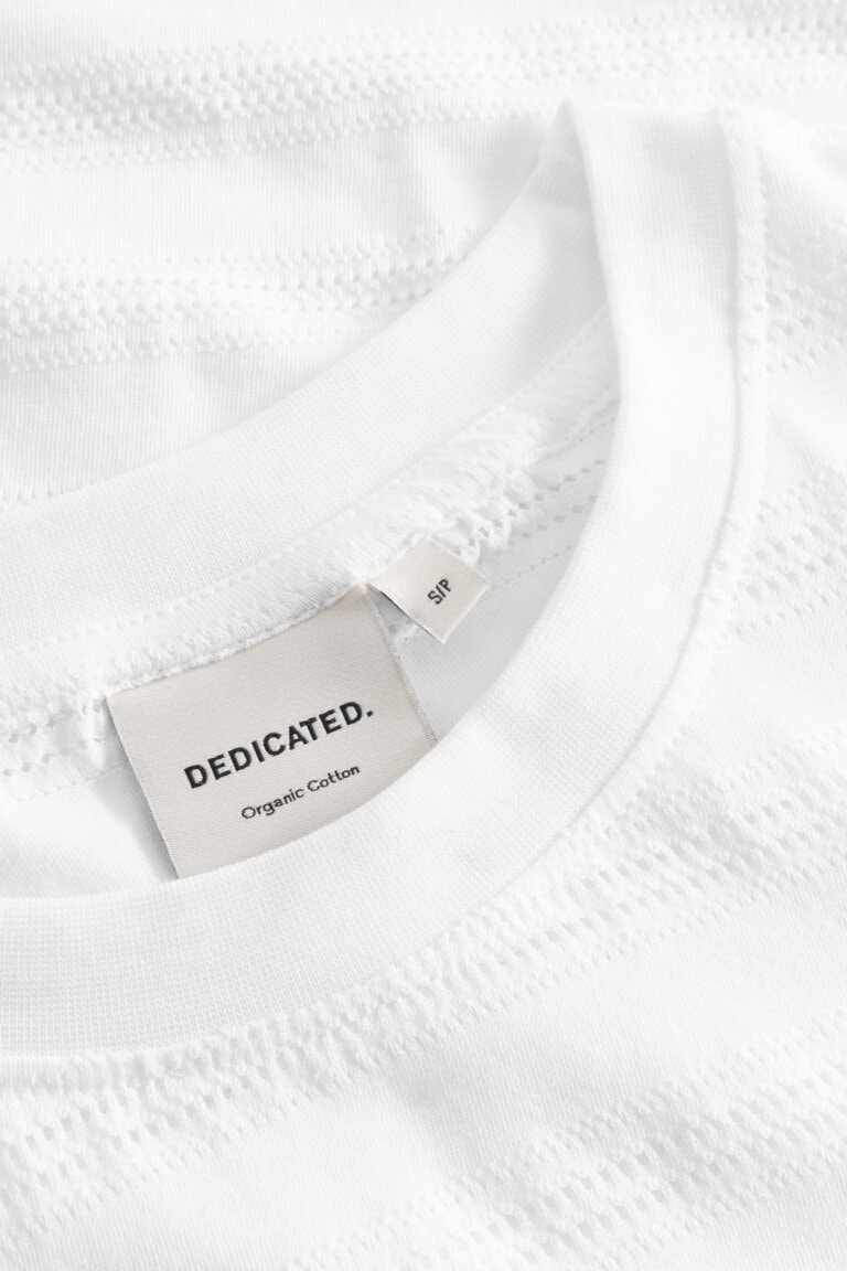 ekologisk-t-shirt-lace-vadstena-vit-detalj-halsringning