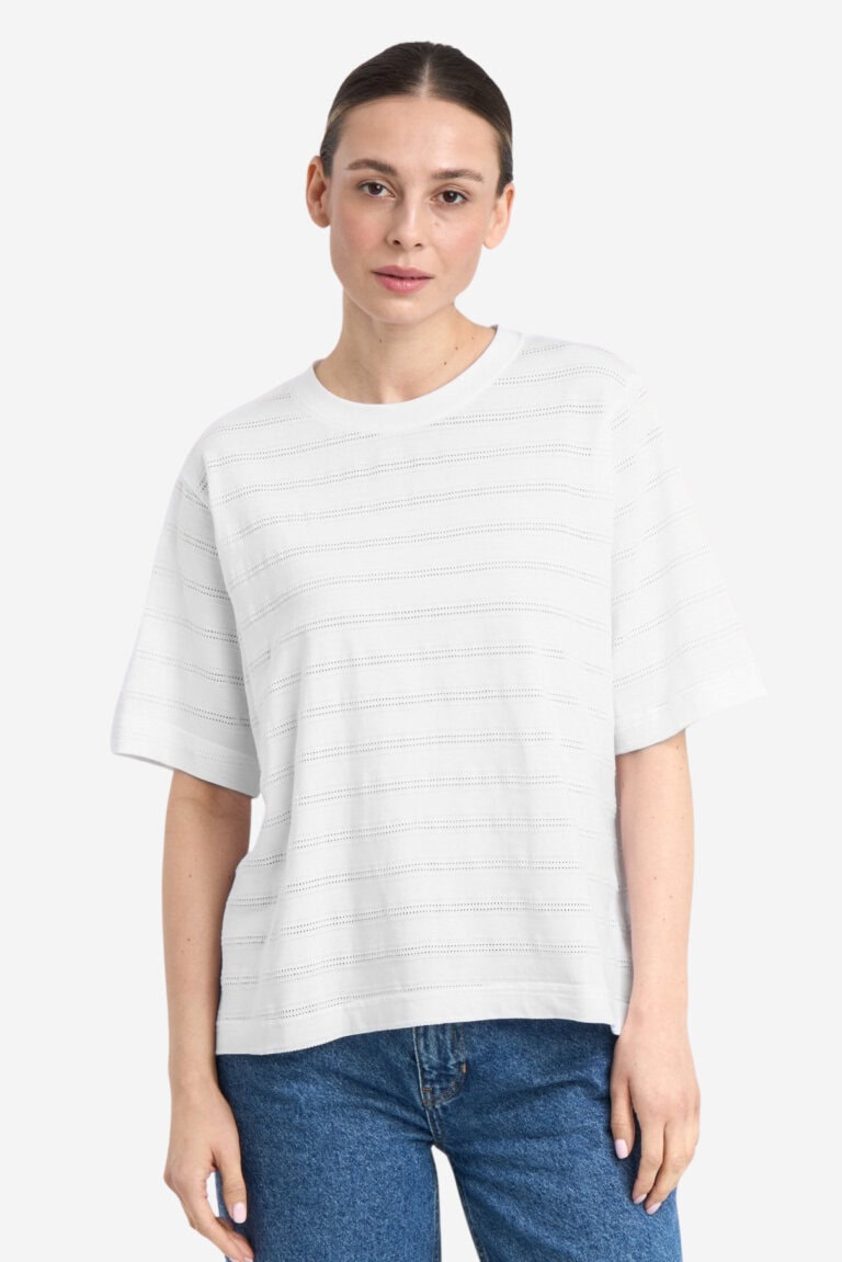 ekologisk-t-shirt-lace-vadstena-vit-modell