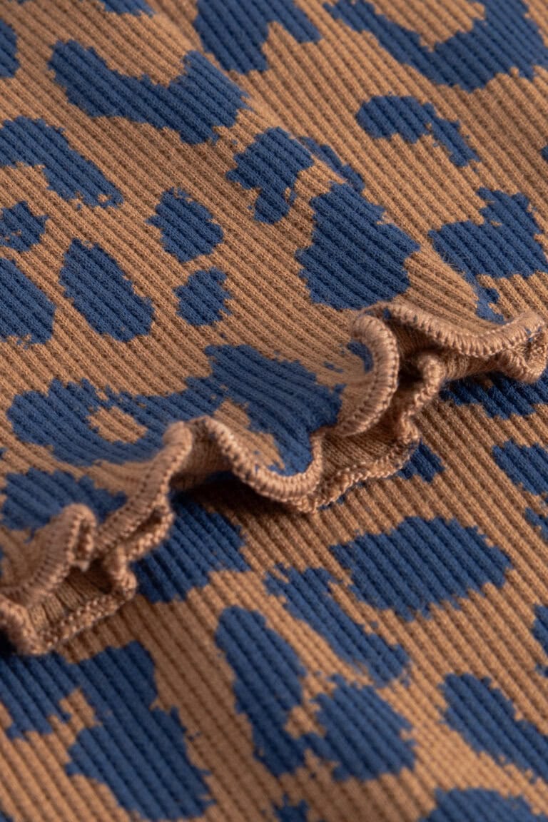 ekologisk topp ribbad ryd leopard detalj ärmslut