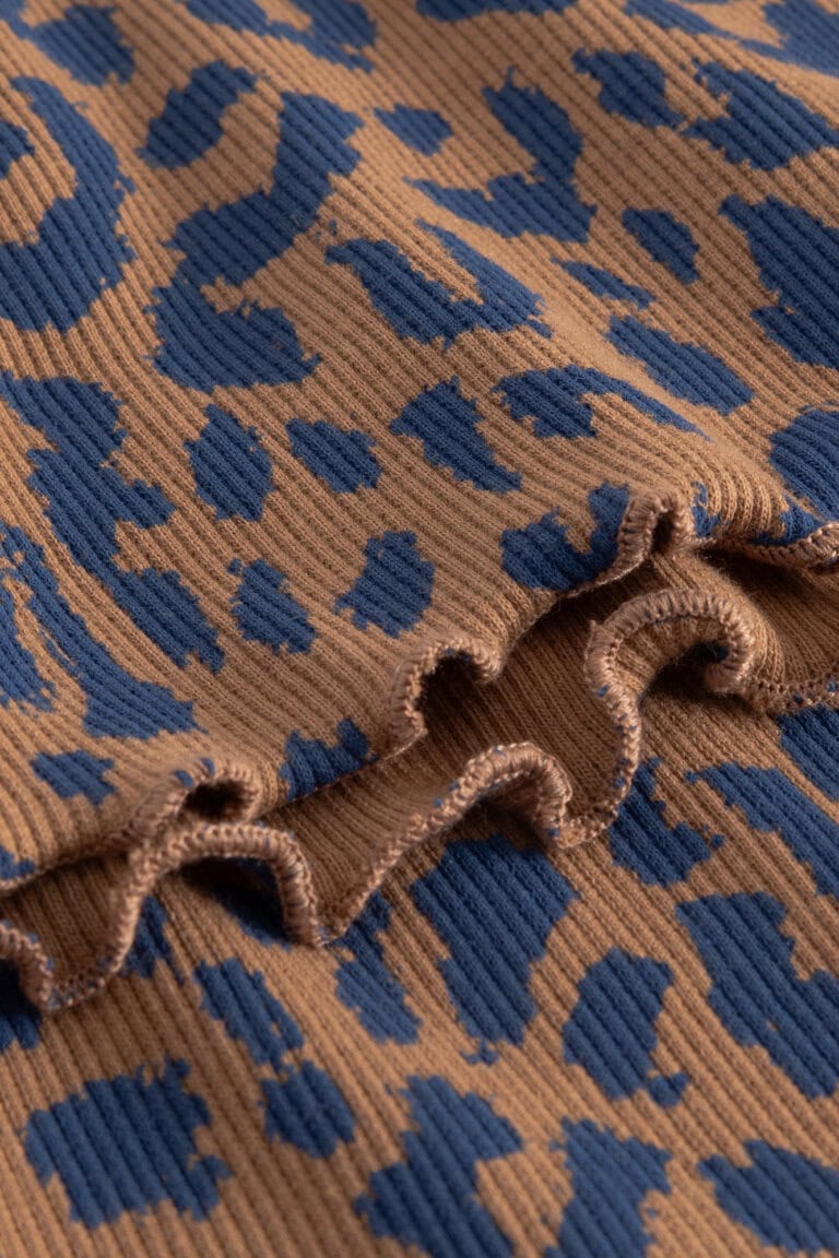 ekologisk topp ribbad ryd leopard detalj fåll