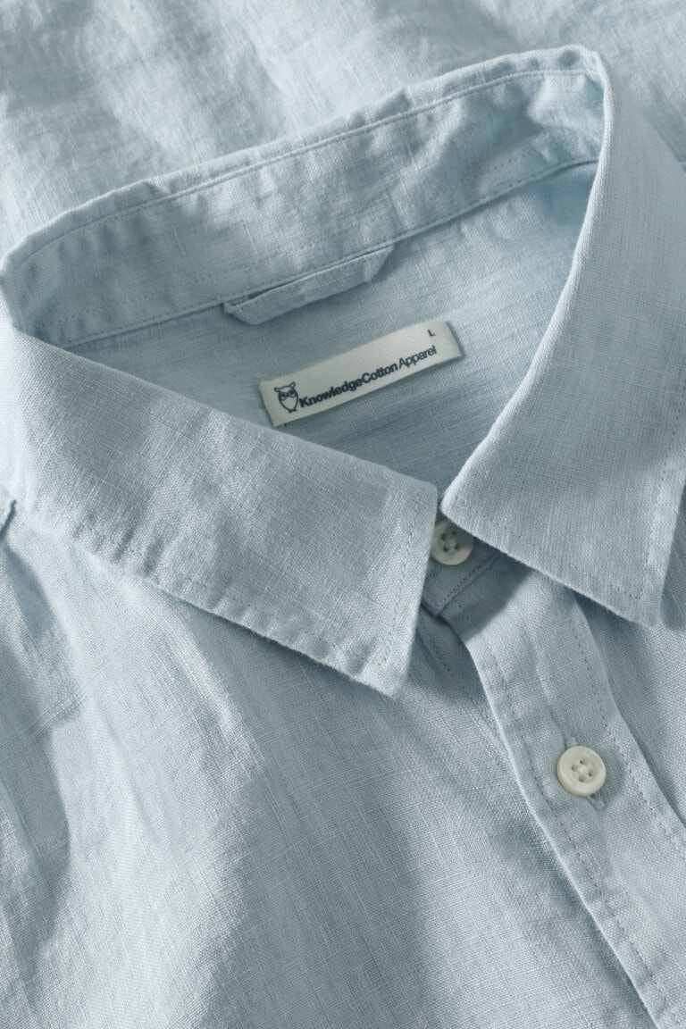 ekologisk-linneskjorta-herr-ljusbla-narbild