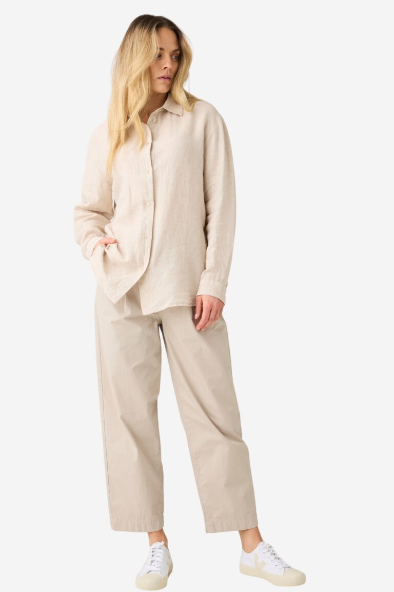 ekologisk-linneskjorta-rymlig-dam-beige-melerad-modell-helbild