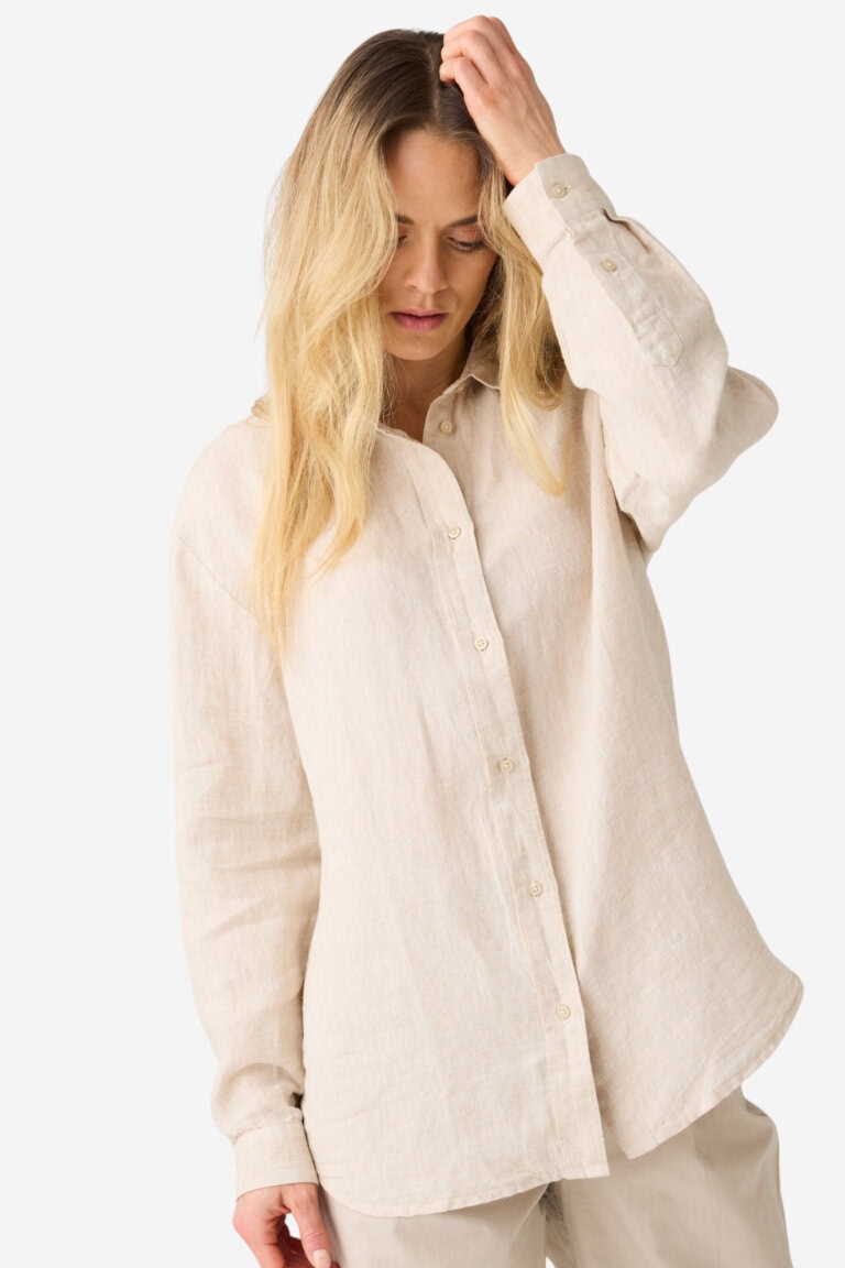 ekologisk-linneskjorta-rymlig-dam-beige-melerad-modell2