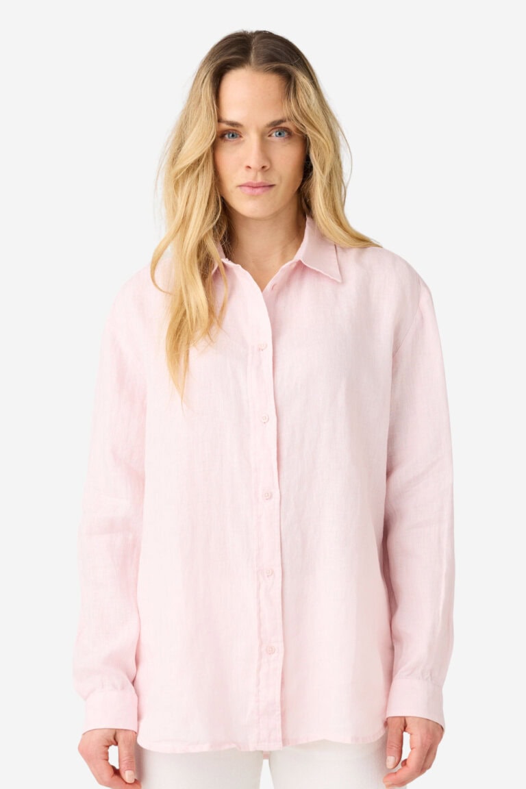 ekologisk-linneskjorta-rymlig-dam-blekrosa-modell