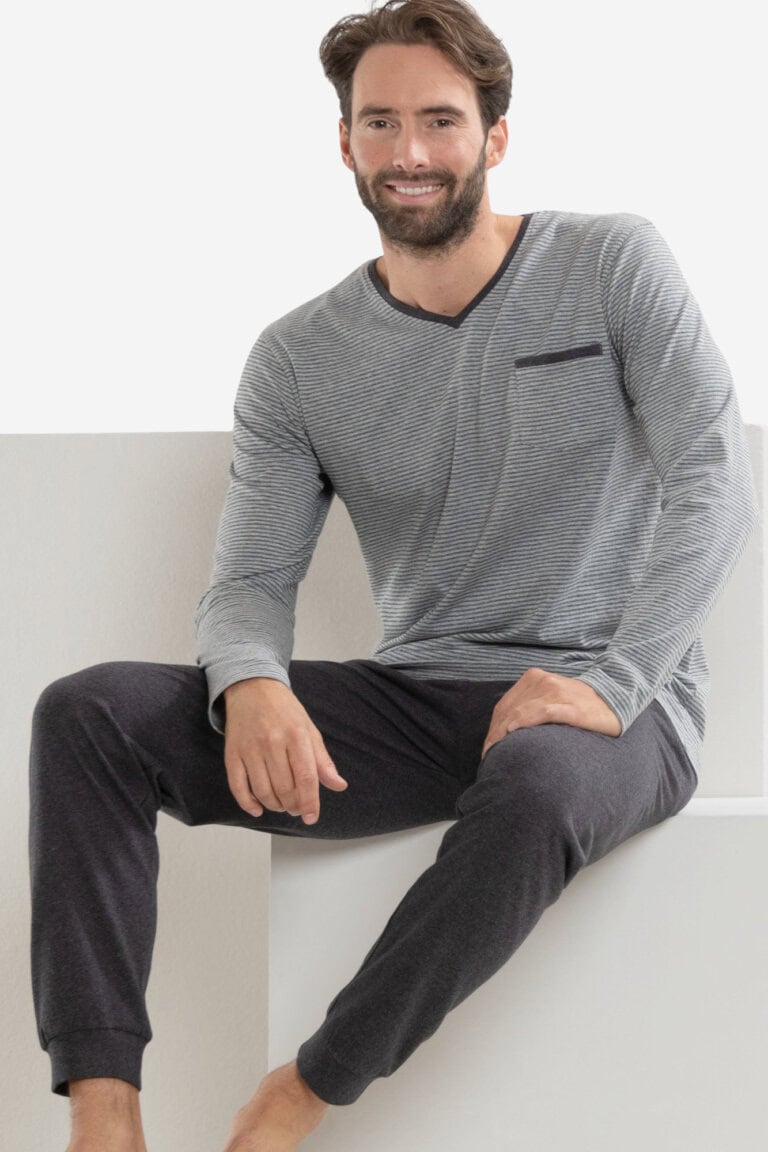 ekologisk-pyjamas-herr-colin-gra-modell-sittande