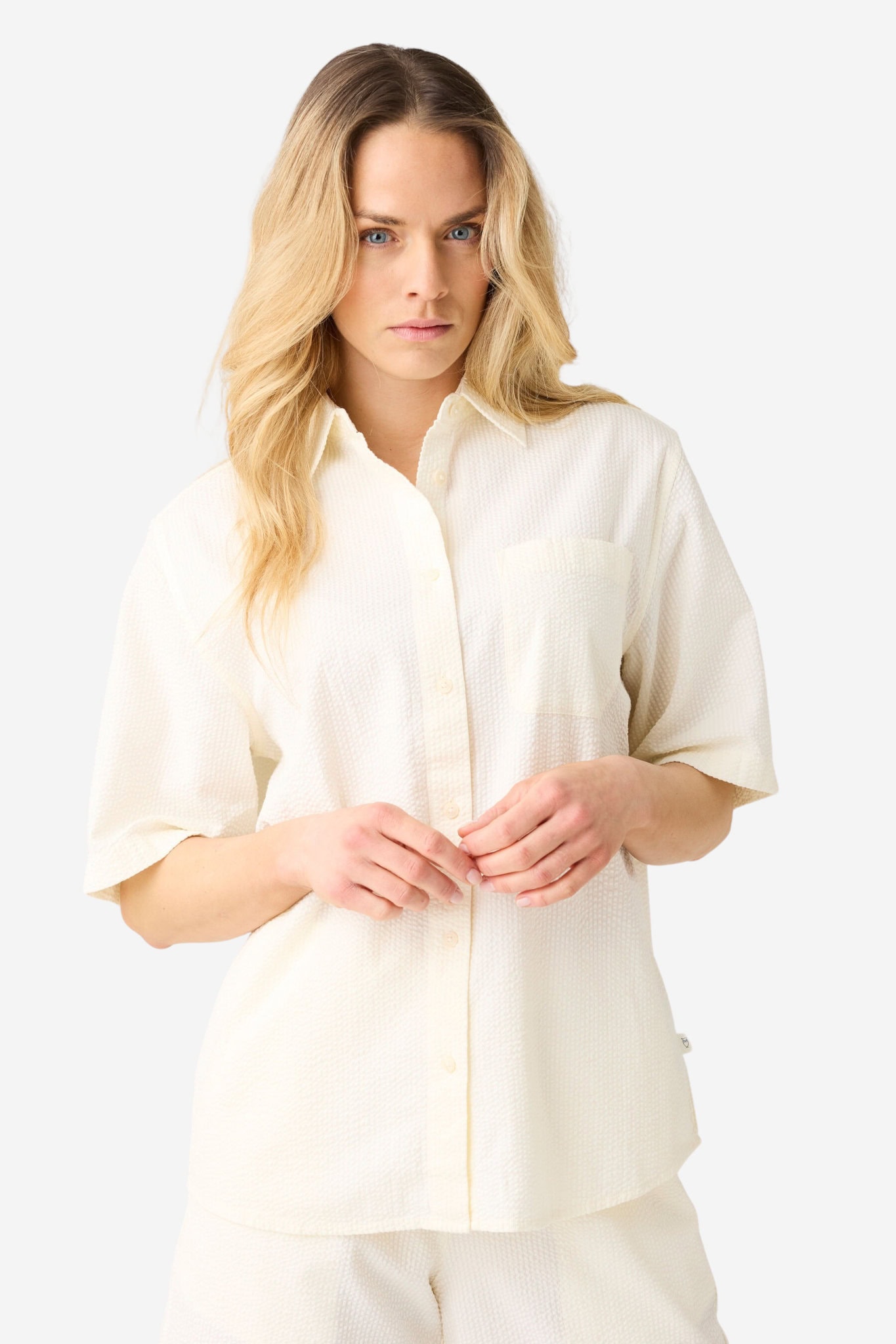 ekologisk skjorta dam kortärm gräddvit modell
