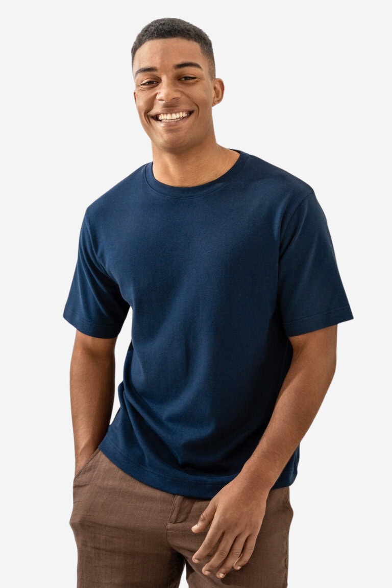 ekologisk-t-shirt-heavy-aiden-marinbla-modell