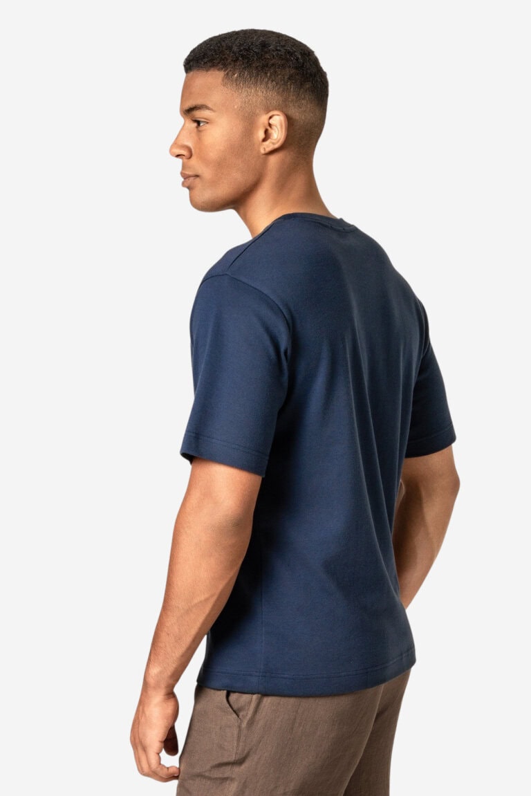 ekologisk-t-shirt-heavy-aiden-marinbla-modell-sidan