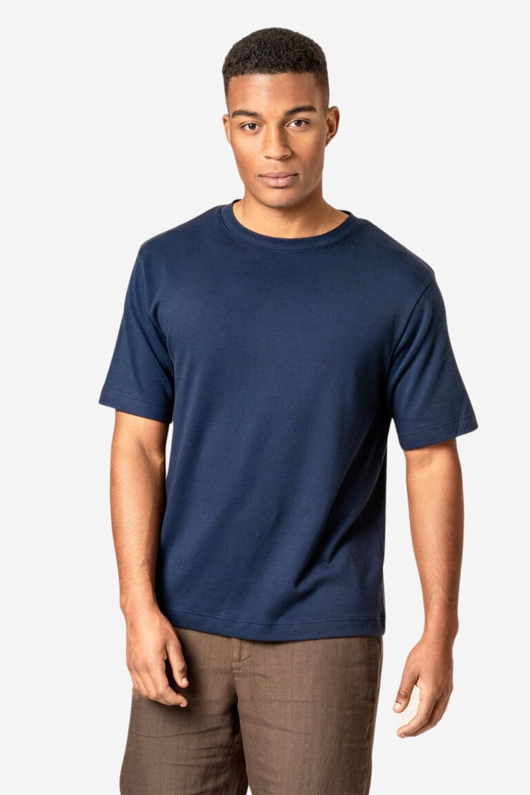 ekologisk-t-shirt-heavy-aiden-marinbla-modell2