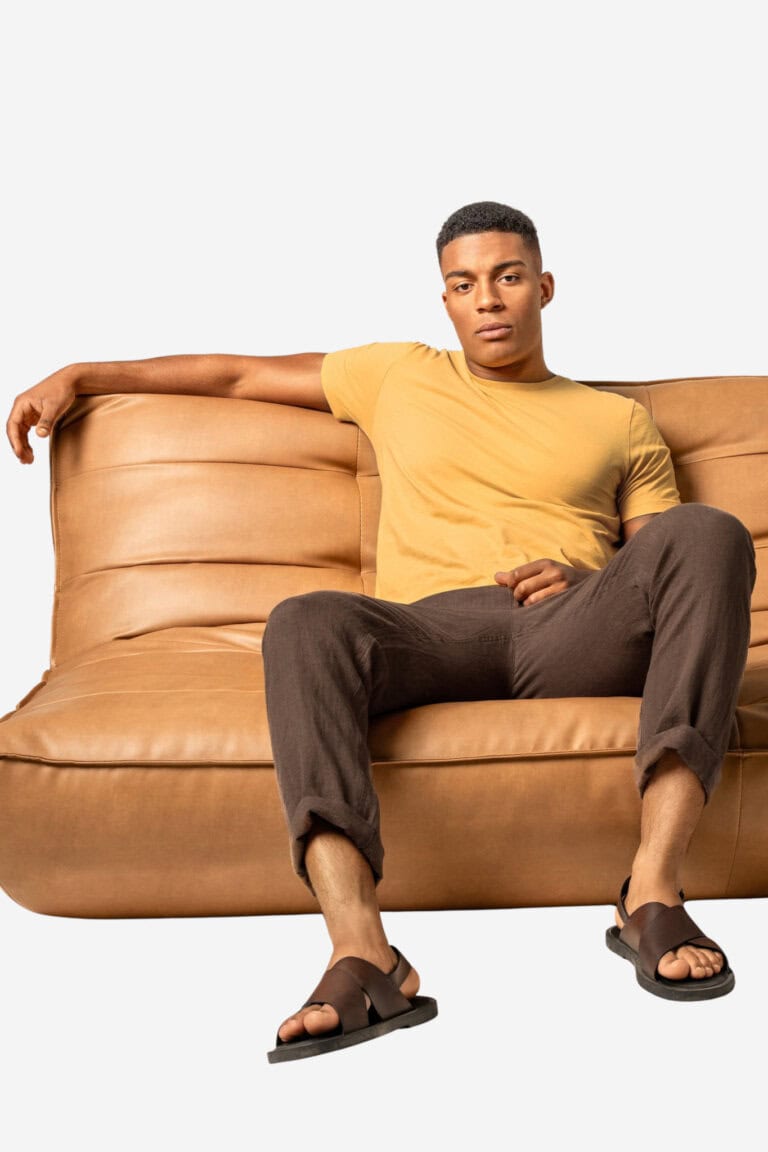 ekologisk-t-shirt-therrel-gul-modell-sittande