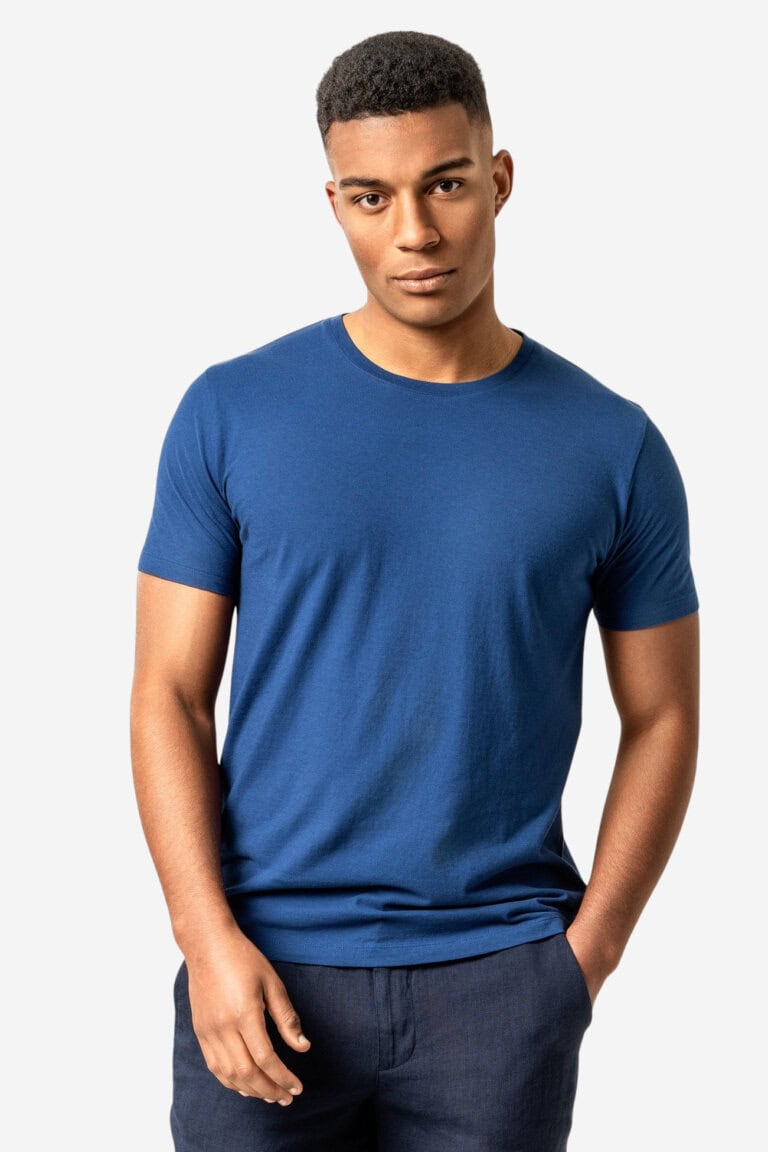 ekologisk-t-shirt-therrel-morkbla-modell