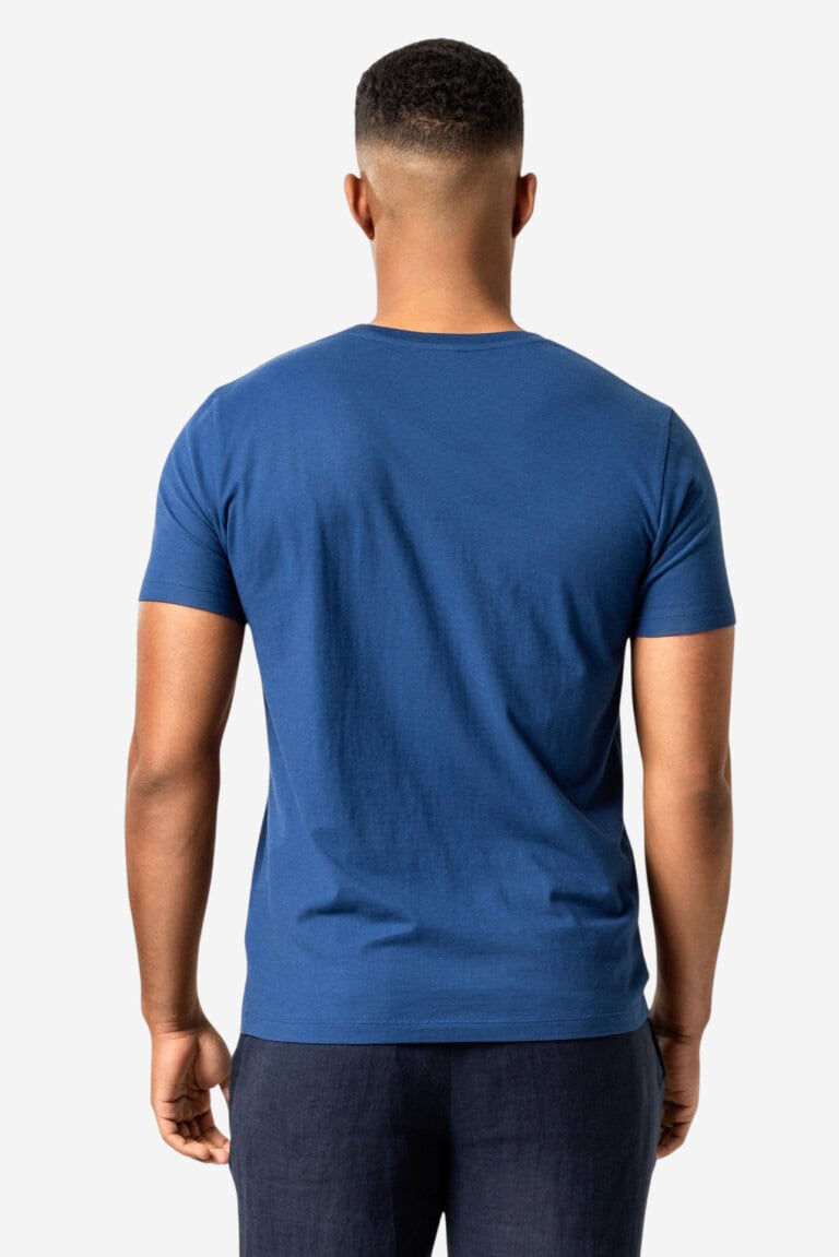 ekologisk-t-shirt-therrel-morkbla-modell-bakifran