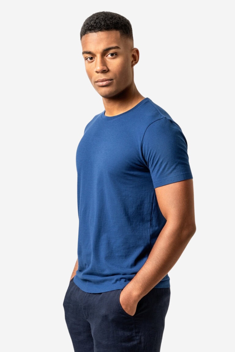 ekologisk-t-shirt-therrel-morkbla-modell-sidan