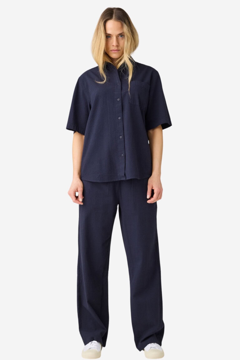 ekologiska-byxor-dam-wrinkletyg-vida-posey-marinbla-modell