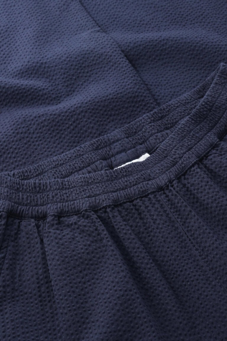 ekologiska-byxor-dam-wrinkletyg-vida-posey-marinbla-narbild