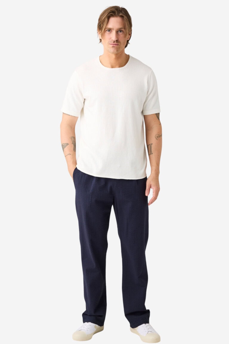 ekologiska-byxor-herr-wrinkletyg-lediga-marinbla-modell