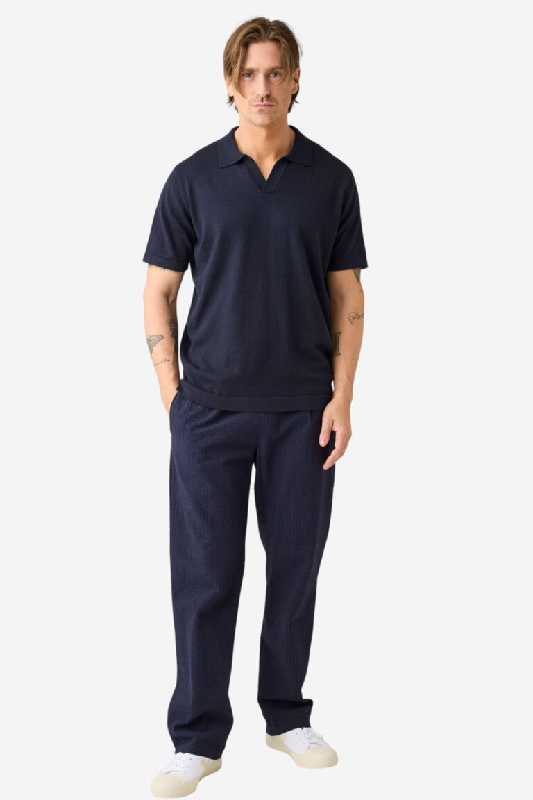 ekologiska-byxor-herr-wrinkletyg-lediga-marinbla-modell-skjorta