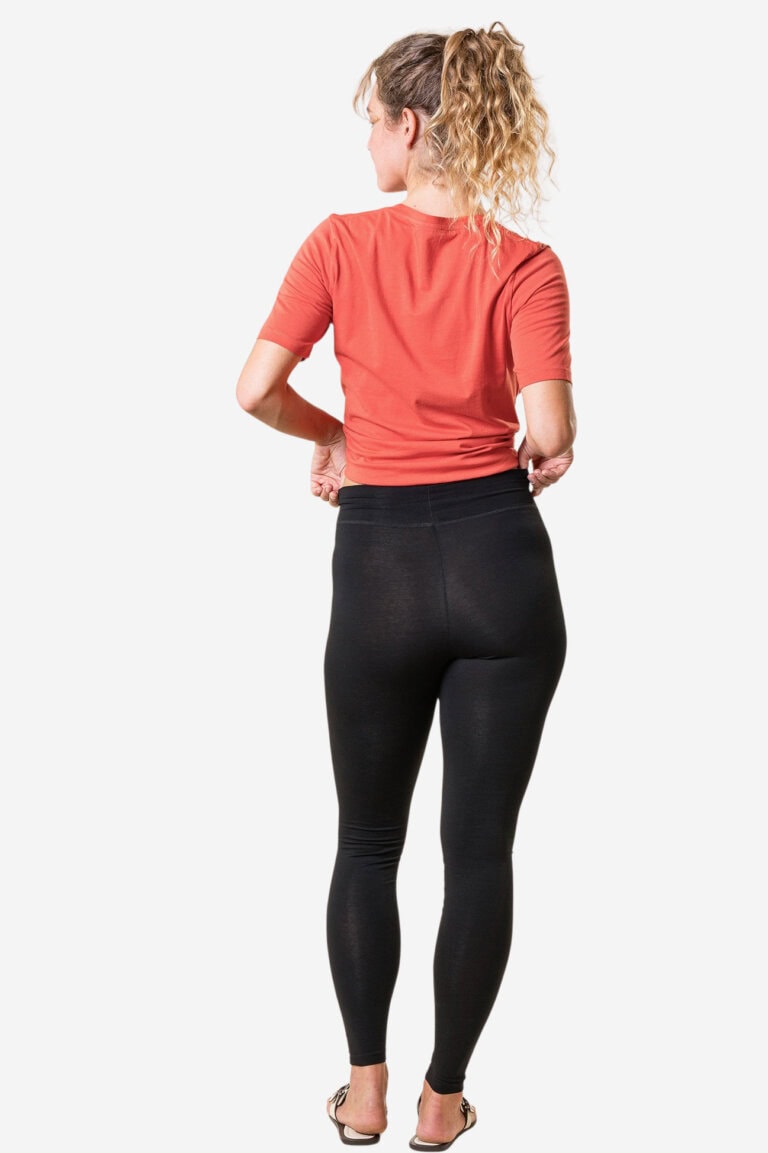 ekologiska-leggings-lisa-svart-modell-bakifran