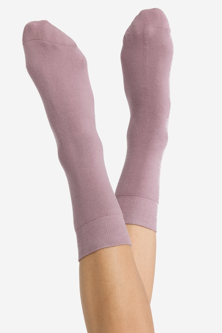 ekologiska-strumpor-frotte-unisex-blekrosa-modell-korsade-ben