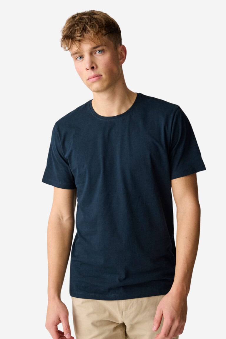 ekologisk-basic-t-shirt-marinbla-modell