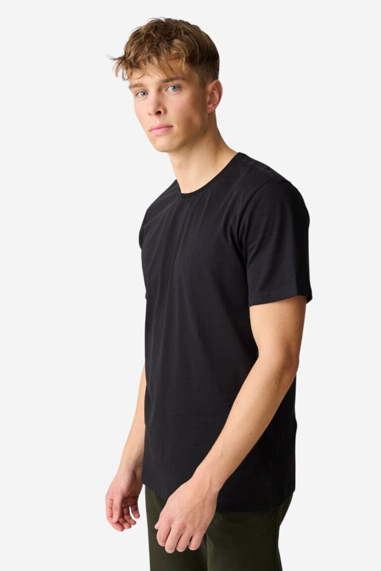 ekologisk basic t-shirt svart modell sidan