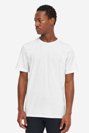 ekologisk basic t-shirt vit modell mörk