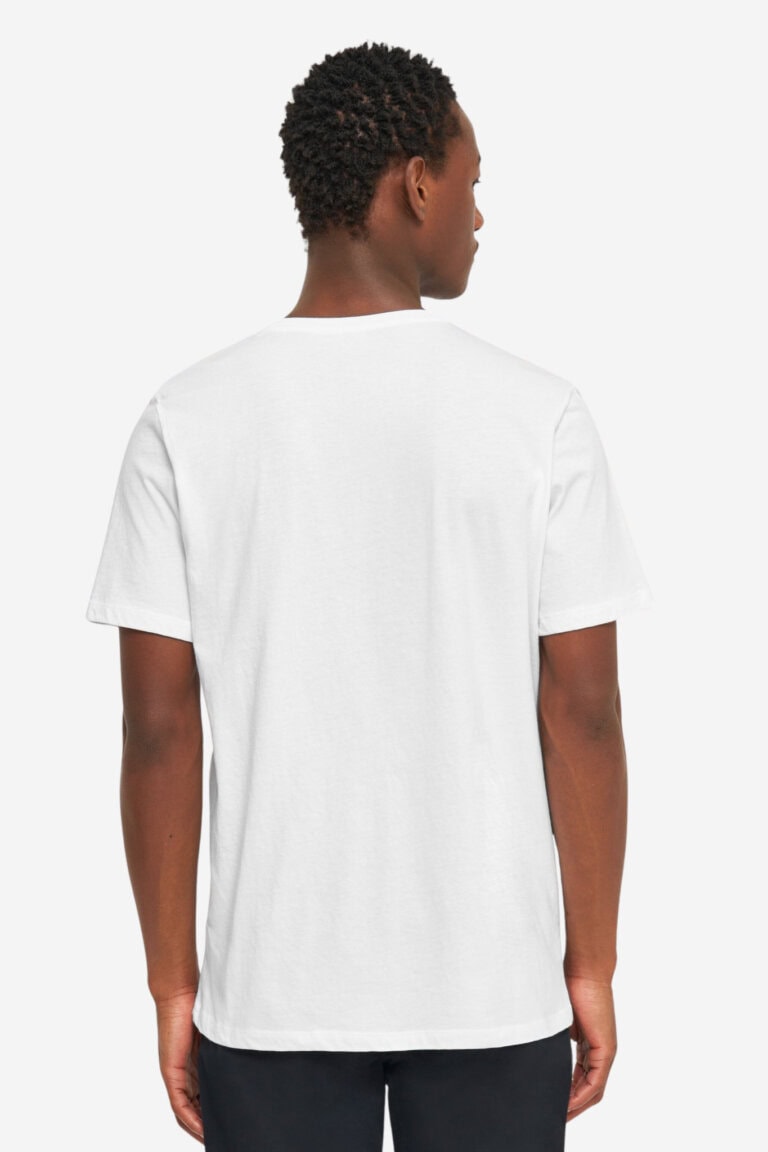 ekologisk basic t-shirt vit modell mörk bakifrån