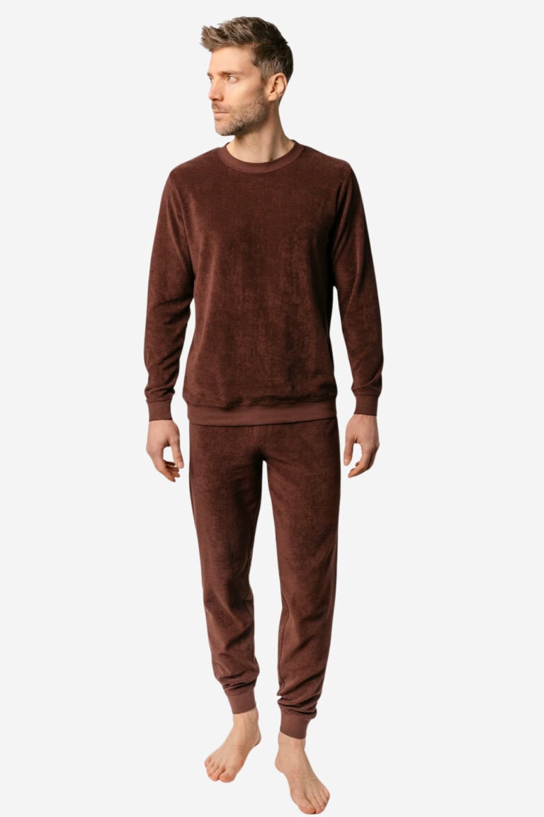 ekologisk-pyjamas-herr-bjorn-frotte-morkbrun-modell-helbild