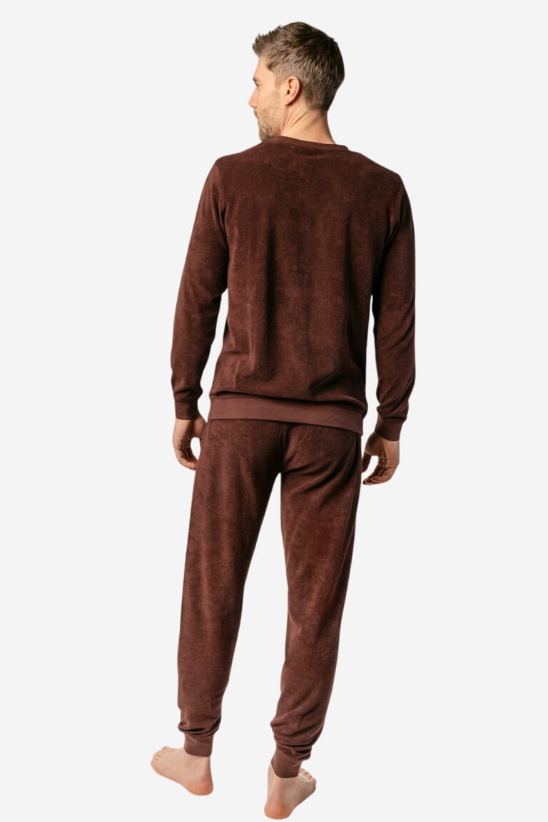ekologisk-pyjamas-herr-bjorn-frotte-morkbrun-modell-helbild-bakifran