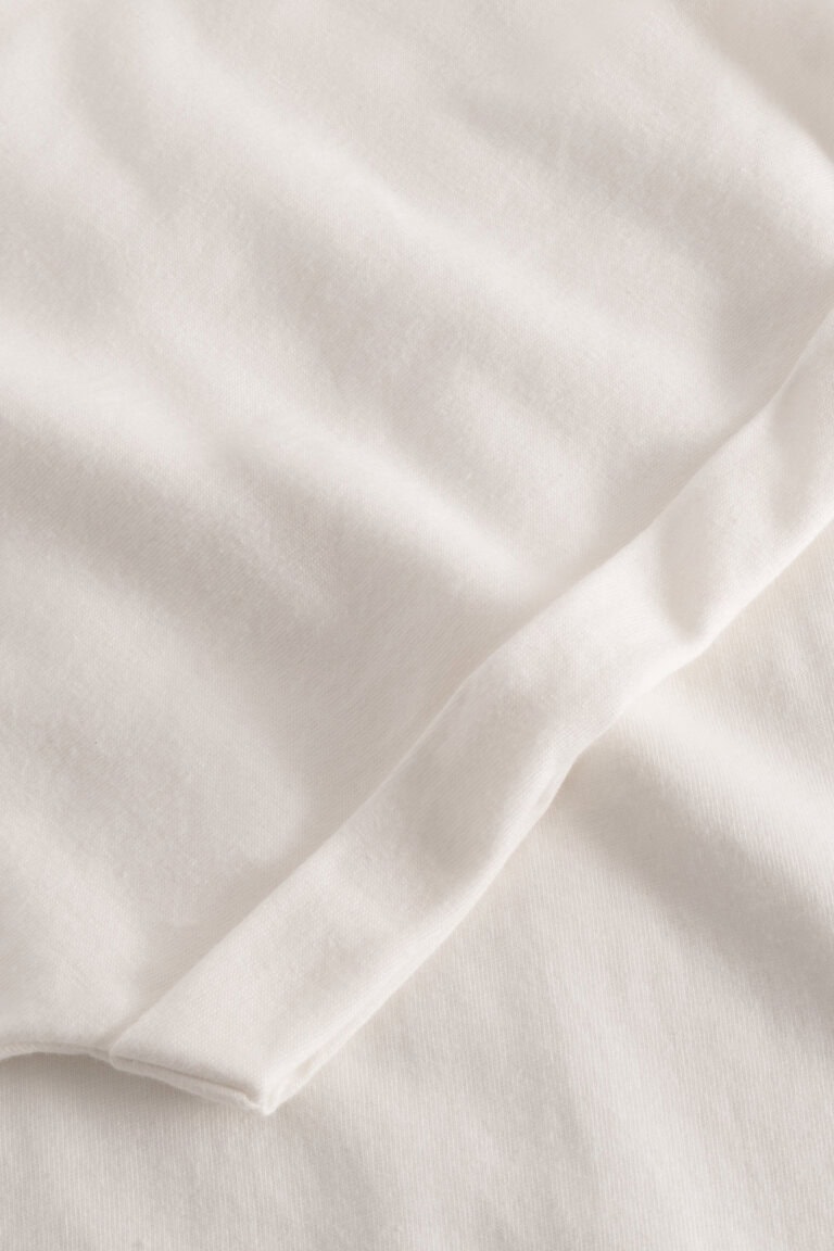 ekologisk t-shirt bas visby naturvit detalj ärmslut