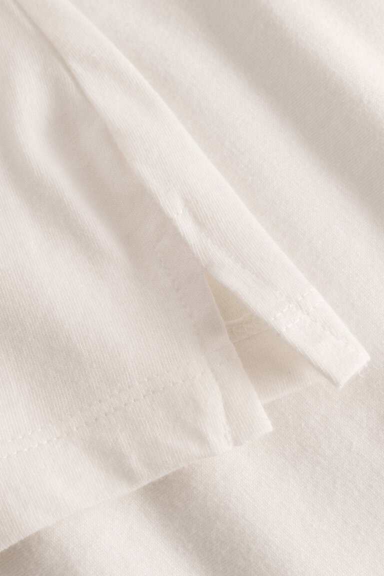 ekologisk t-shirt bas visby naturvit detalj slits