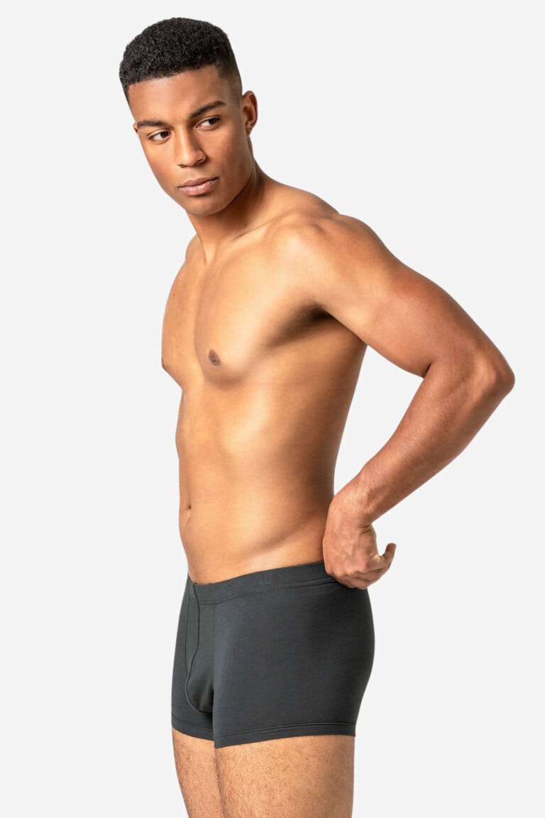 ekologiska-kalsonger-boxer-sagon-3-pack-morkgron-modell-sidan
