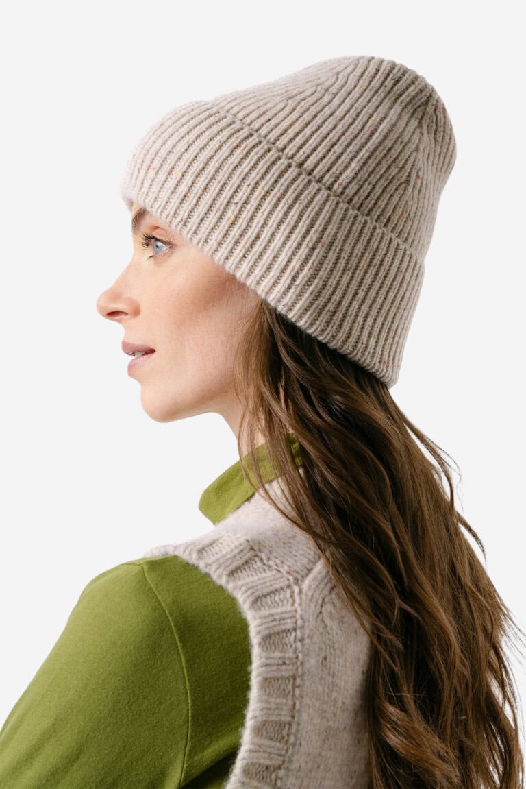 ekologisk beanie mössa 100% ull unisex stockholm creme melerad modell sidan