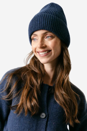 ekologisk beanie mössa 100% ull unisex stockholm mörkblå melerad modell ekologisk beanie mössa 100% ull unisex stockholm mörkblå melerad modell