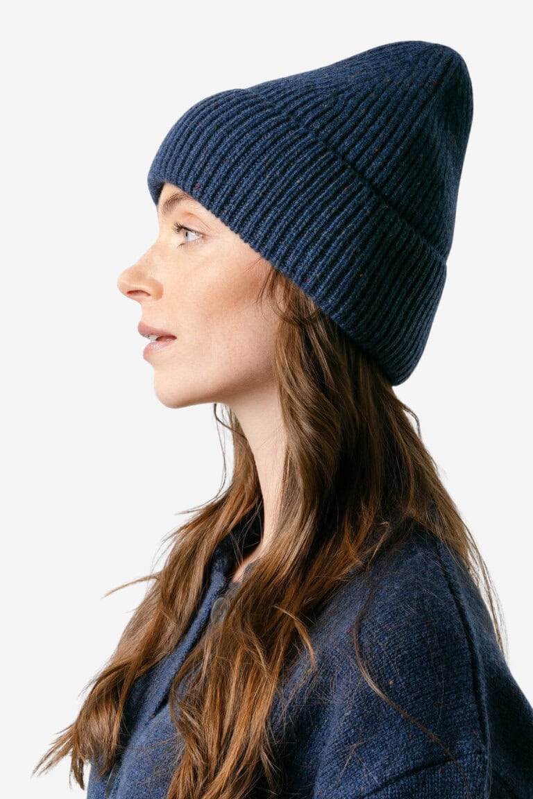 ekologisk beanie mössa 100% ull unisex stockholm mörkblå melerad modell sidan
