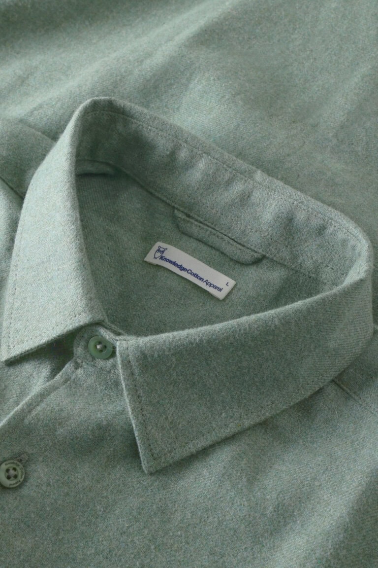 ekologisk-skjorta-flanell-gron-melerad-detalj