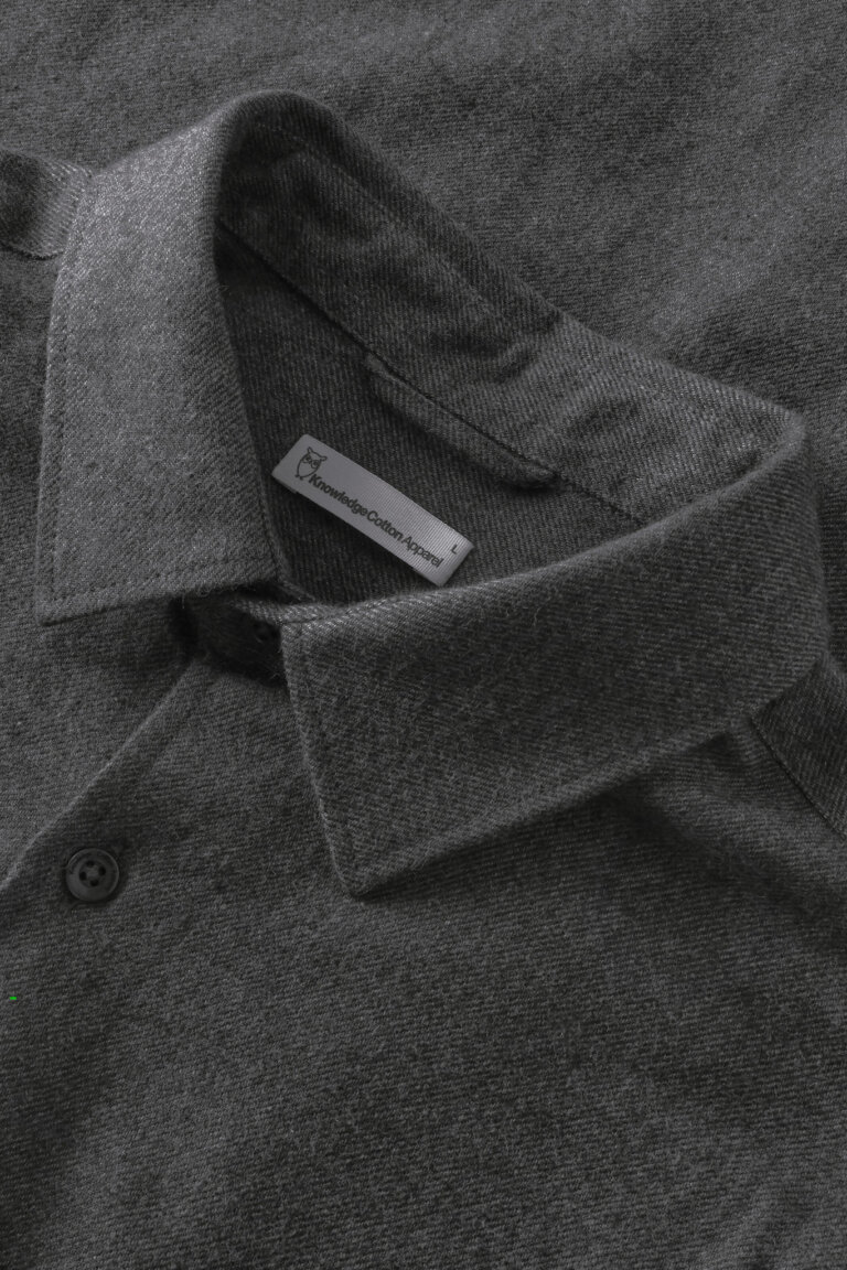 ekologisk-skjorta-flanell-morkgra-melerad-detalj-krage