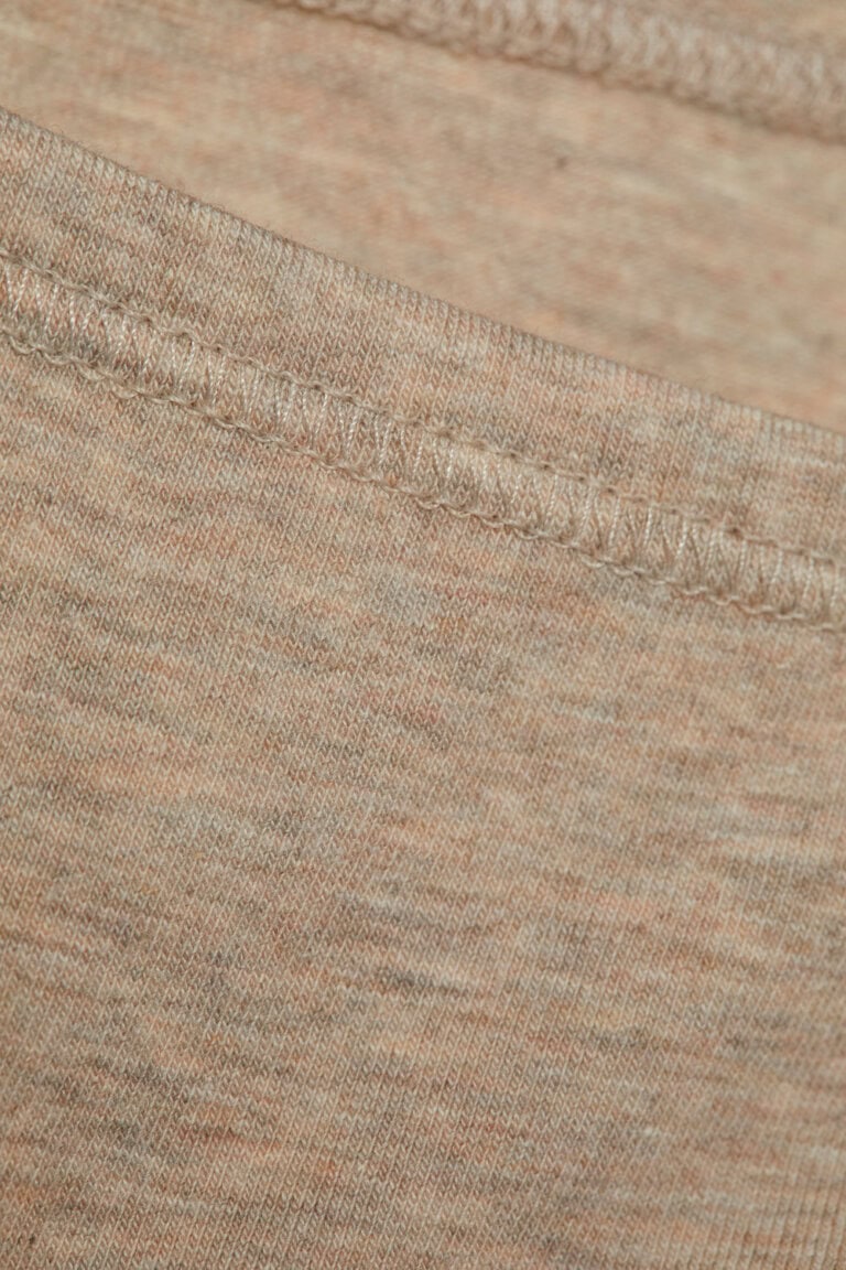 ekologisk-tai-brieftrosa-normalhog-midja-beige-melerad-detalj