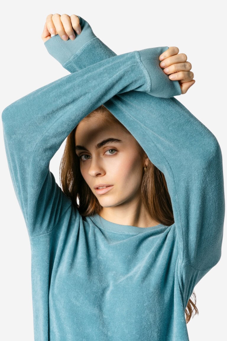ekologisk pyjamas dam bonnie frotté petrolblå modell närbild armar