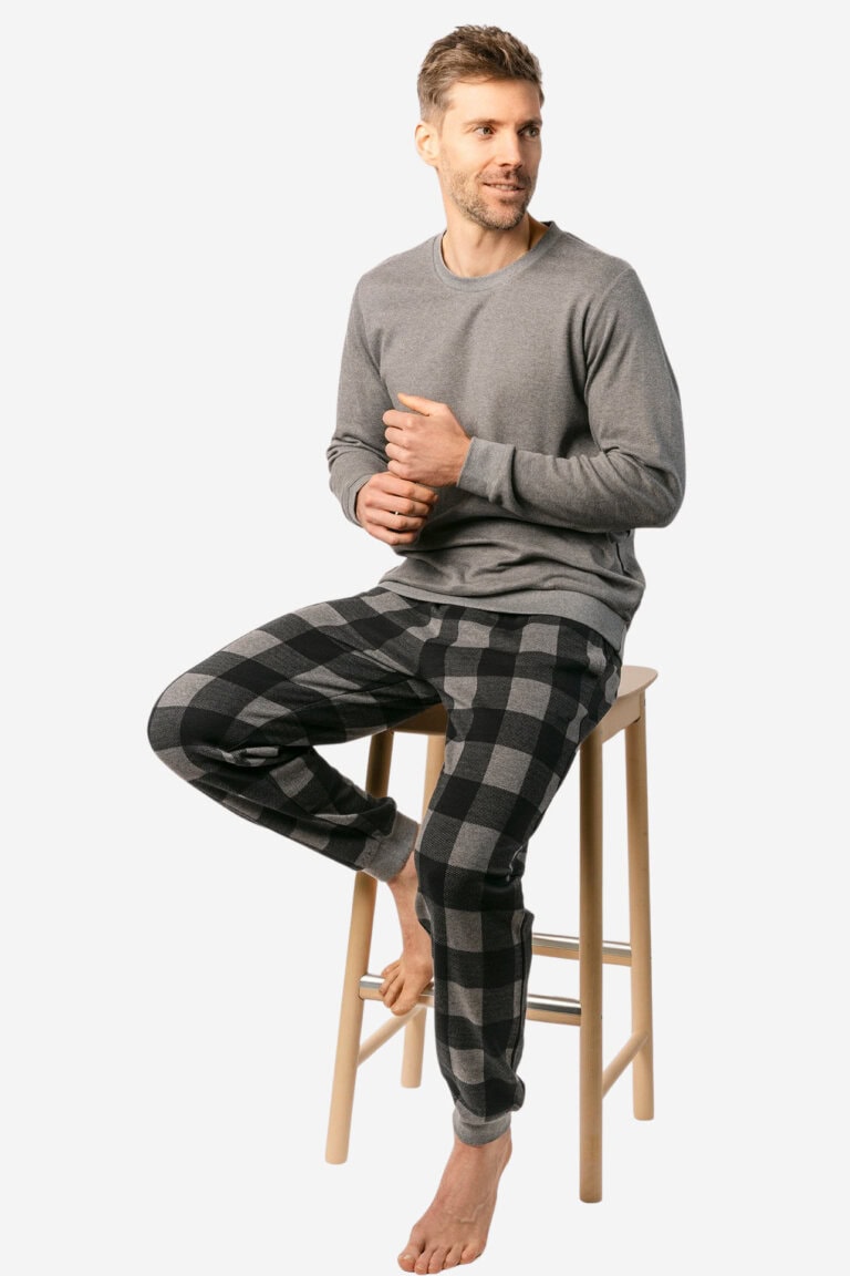 ekologisk pyjamas herr alvar svart/mörkgrå rutig modell sittande