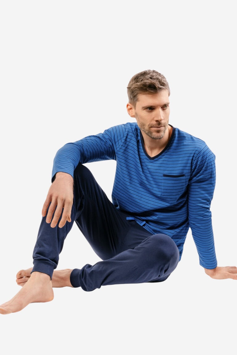 ekologisk pyjamas herr colin marinblå/blå modell sittande
