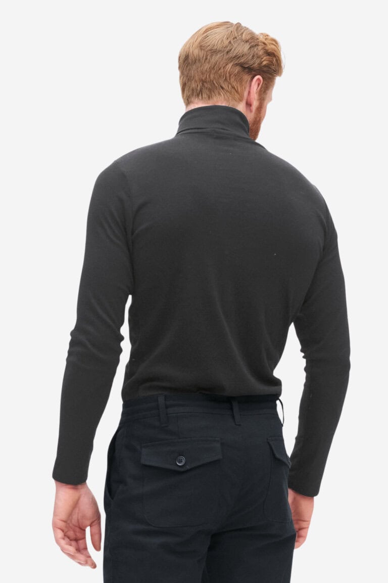 ekologisk tröja polo herr helge svart modell bakifrån